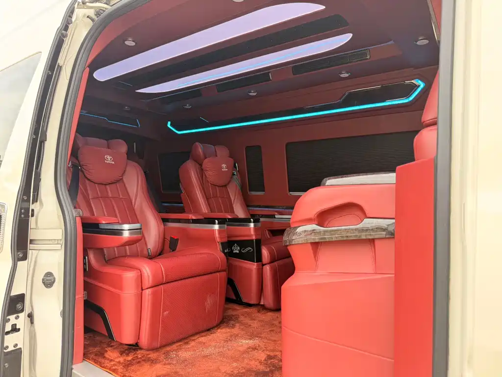 Toyota Hiace 2023 — фото 16