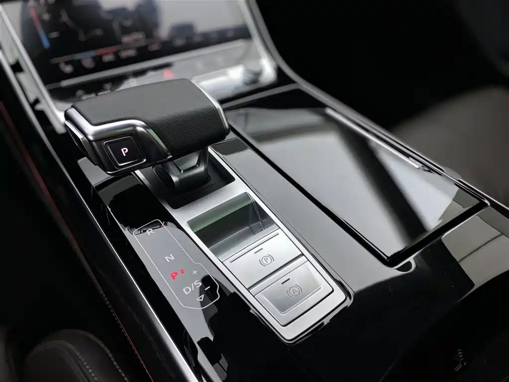 Audi A8 2023 — фото 18