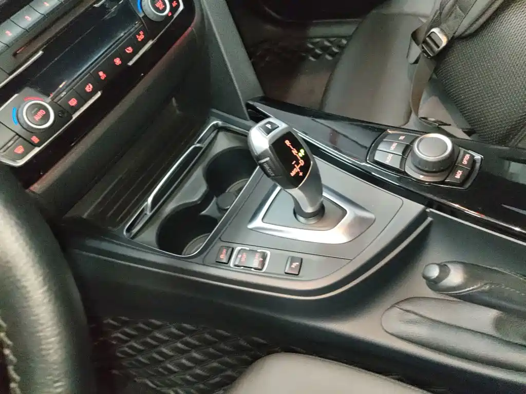 BMW 3 Series 2017 — фото 14