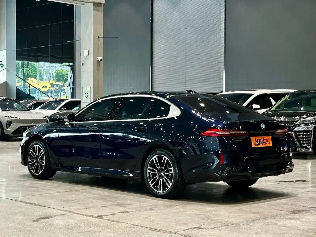 BMW 5 Series 2025 — фото 15
