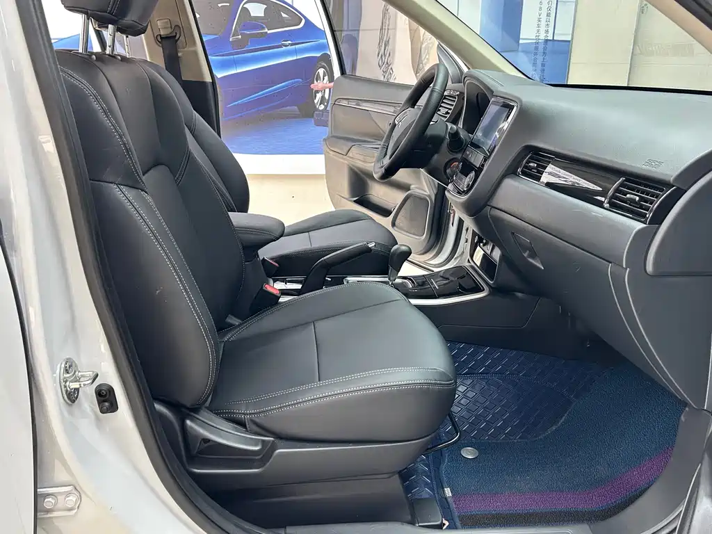 Mitsubishi Outlander 2022 — фото 11