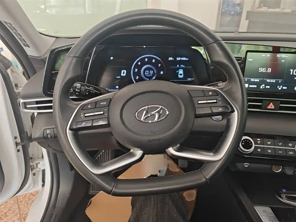 Hyundai Elantra 2023 — фото 11