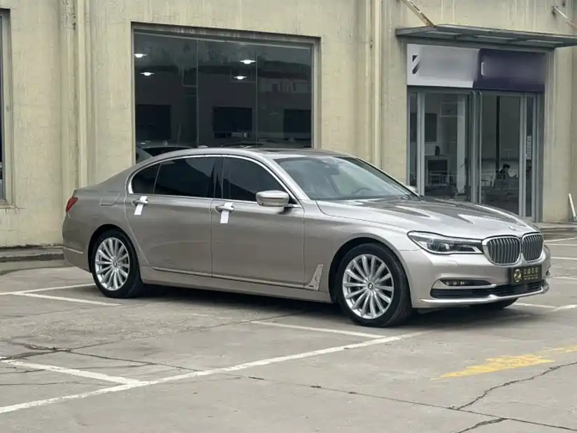 BMW 7 Series 2017 — фото 9