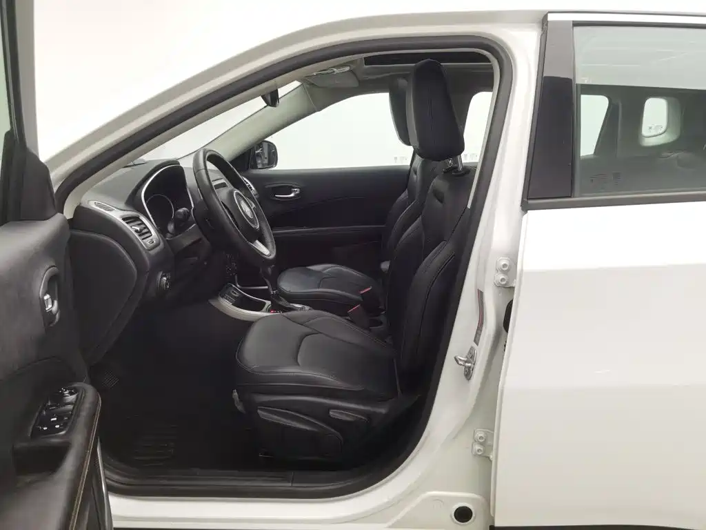 Jeep Compass 2017 — фото 10