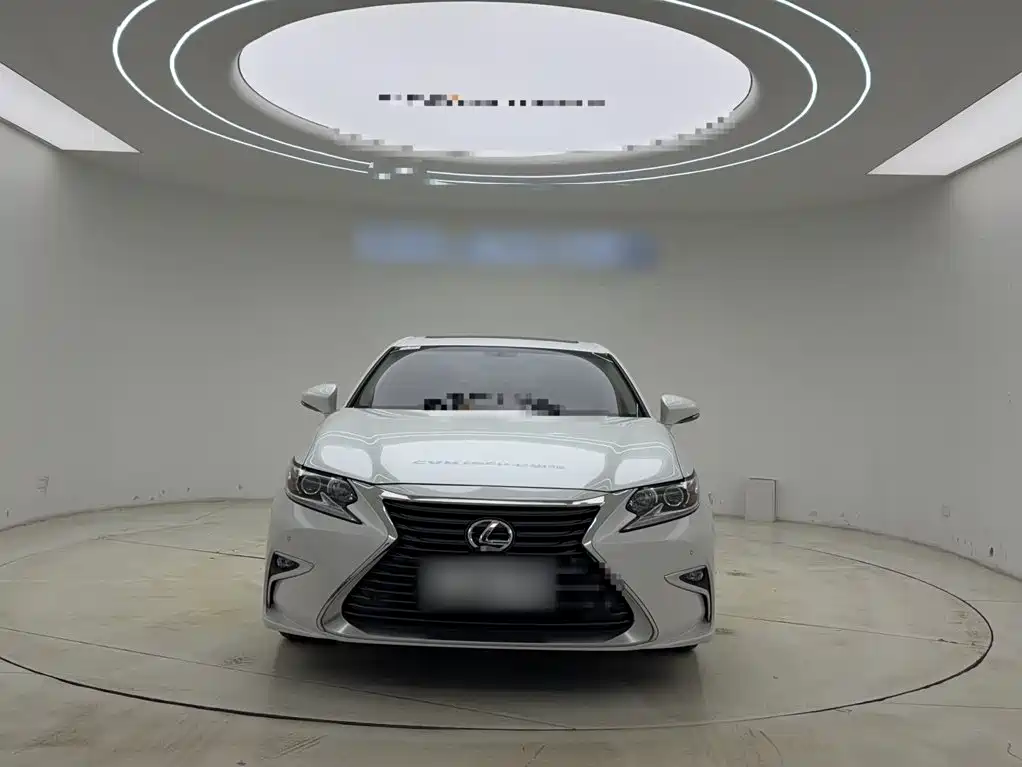 Lexus ES 2018 — фото 20