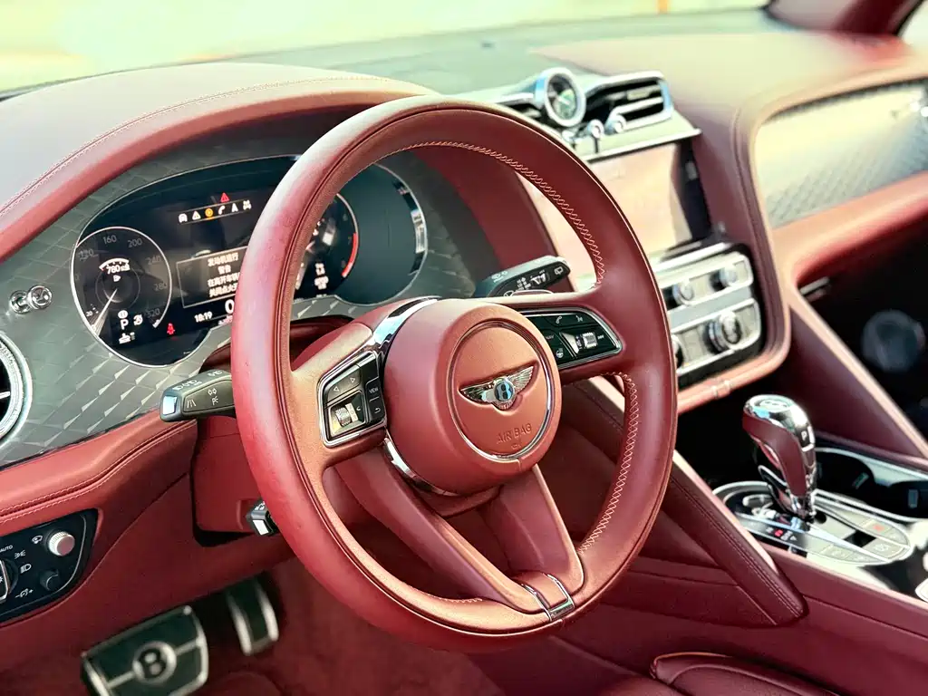 Bentley Bentayga 2023 — фото 14