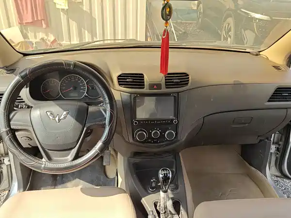 Wuling Hongguang 2015