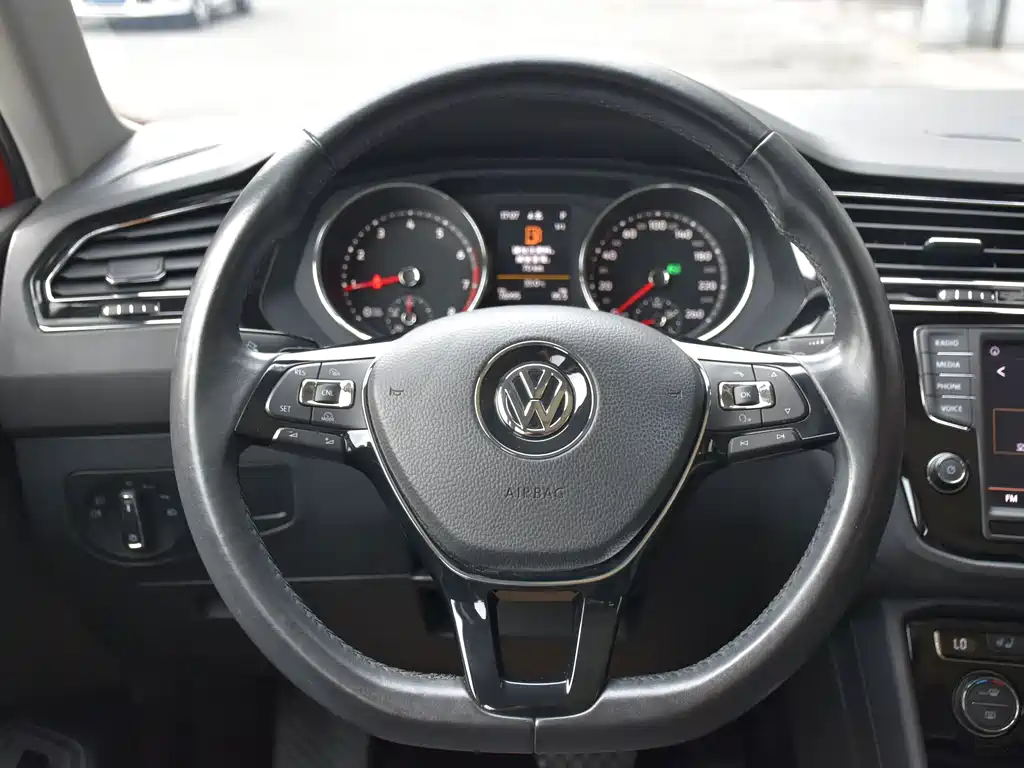 Volkswagen Tiguan L 2017 — фото 9
