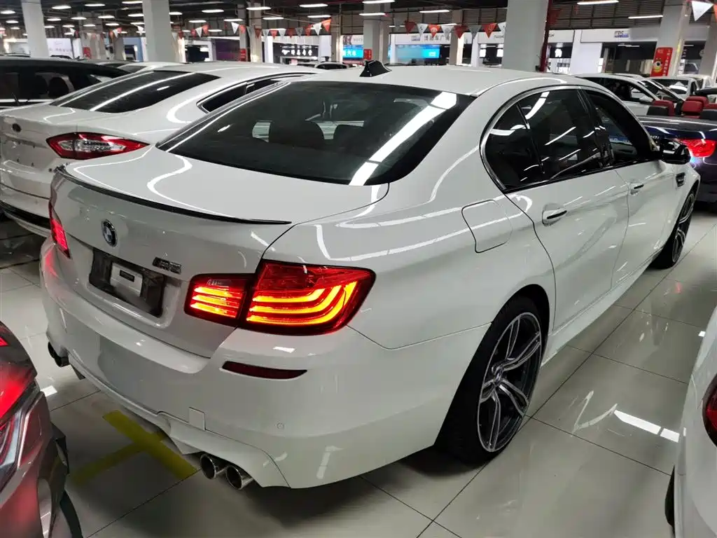 BMW 5 Series 2015 — фото 23
