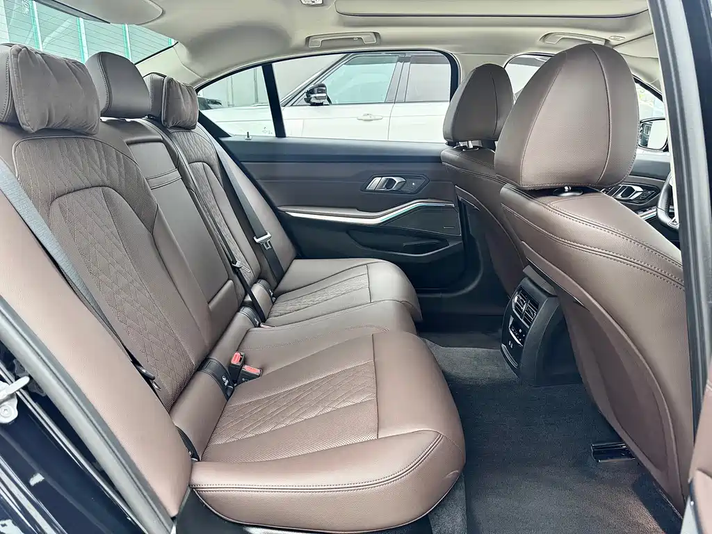 BMW 3 Series 2025 — фото 15