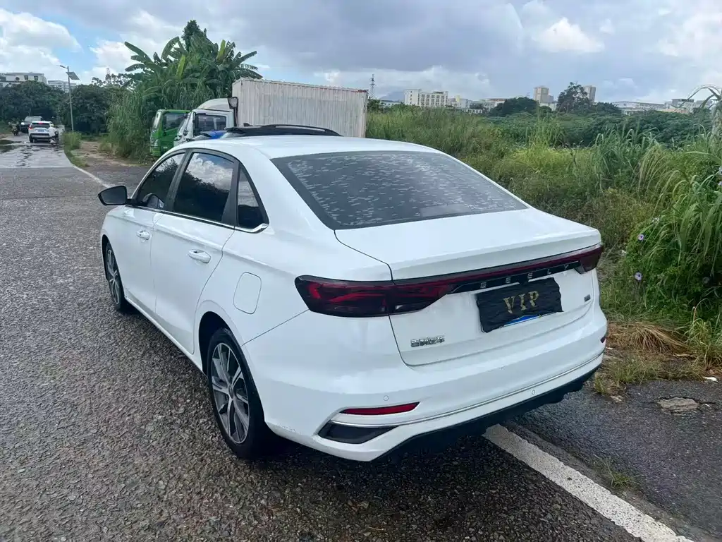 Geely Emgrand 2021