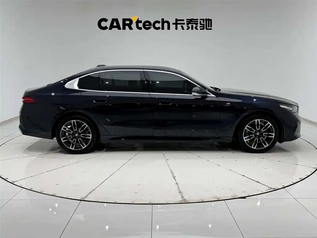 BMW 5 Series 2025 — фото 12