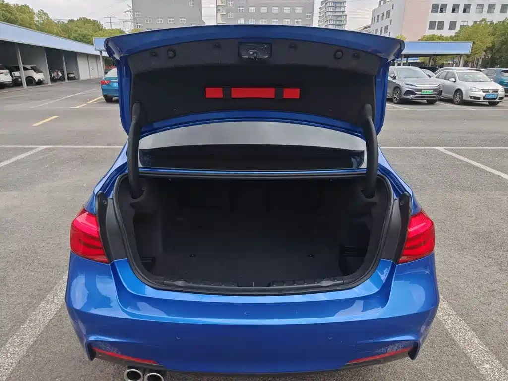 BMW 3 Series 2018 — фото 19