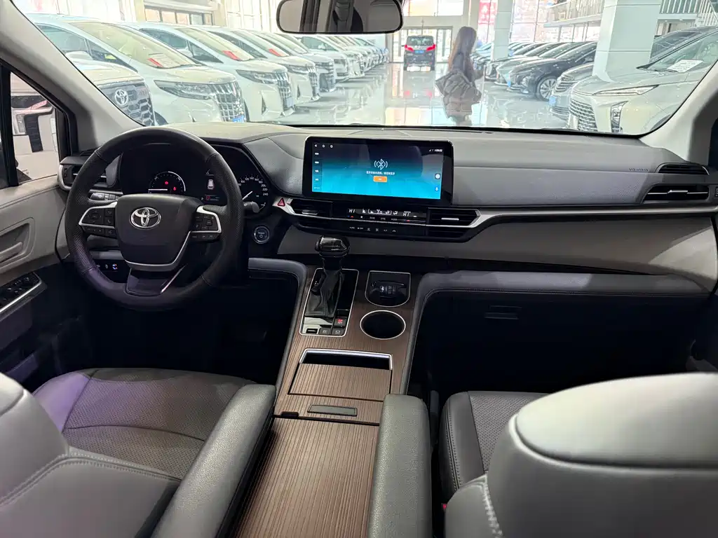 Toyota Sienna 2023 — фото 14