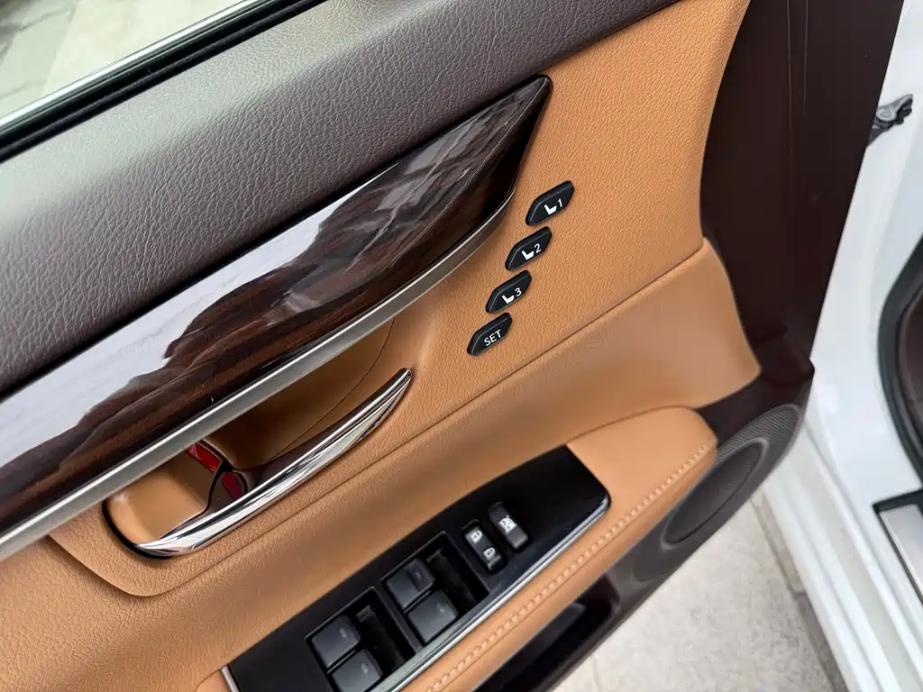 Lexus ES 2017 — фото 12