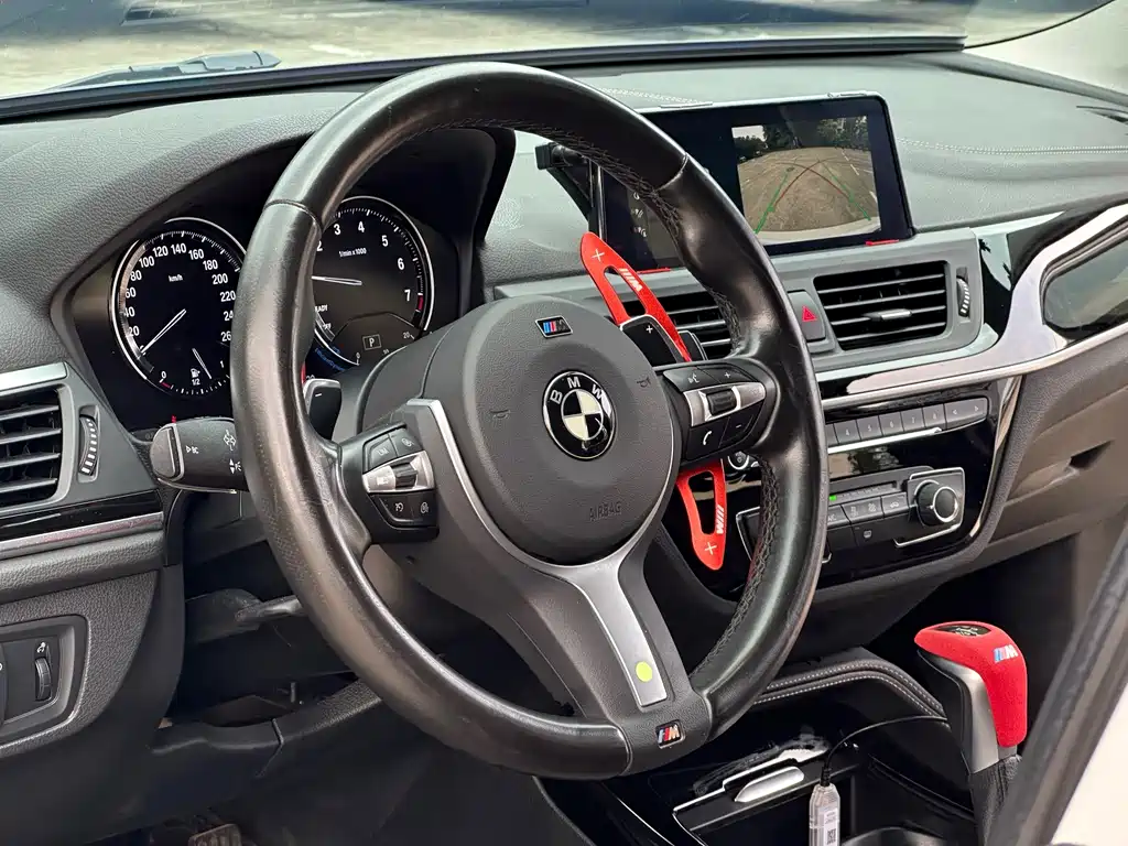 BMW 1 Series 2019 — фото 10