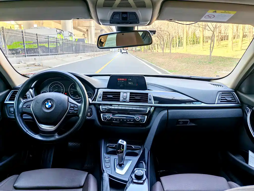 BMW 3 Series 2018 — фото 9
