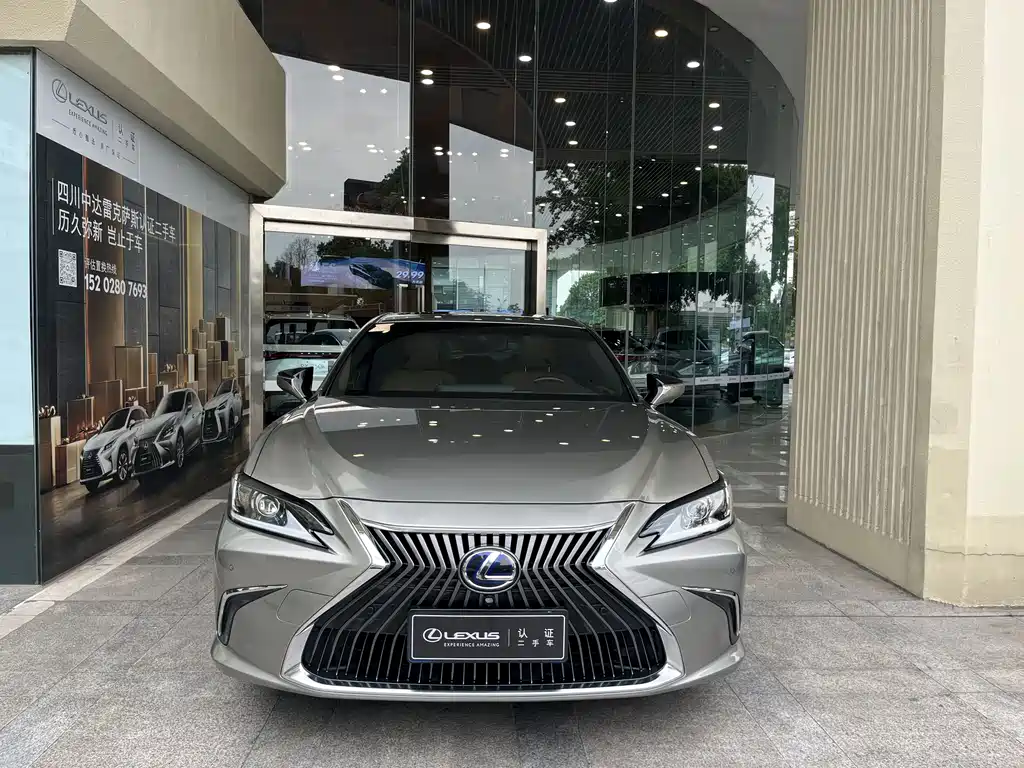 Lexus ES 2020 — фото 1
