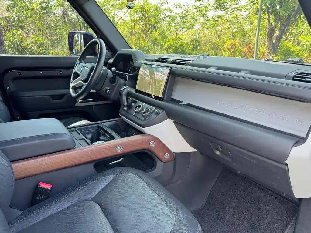 Land Rover Defender 2023 — фото 12