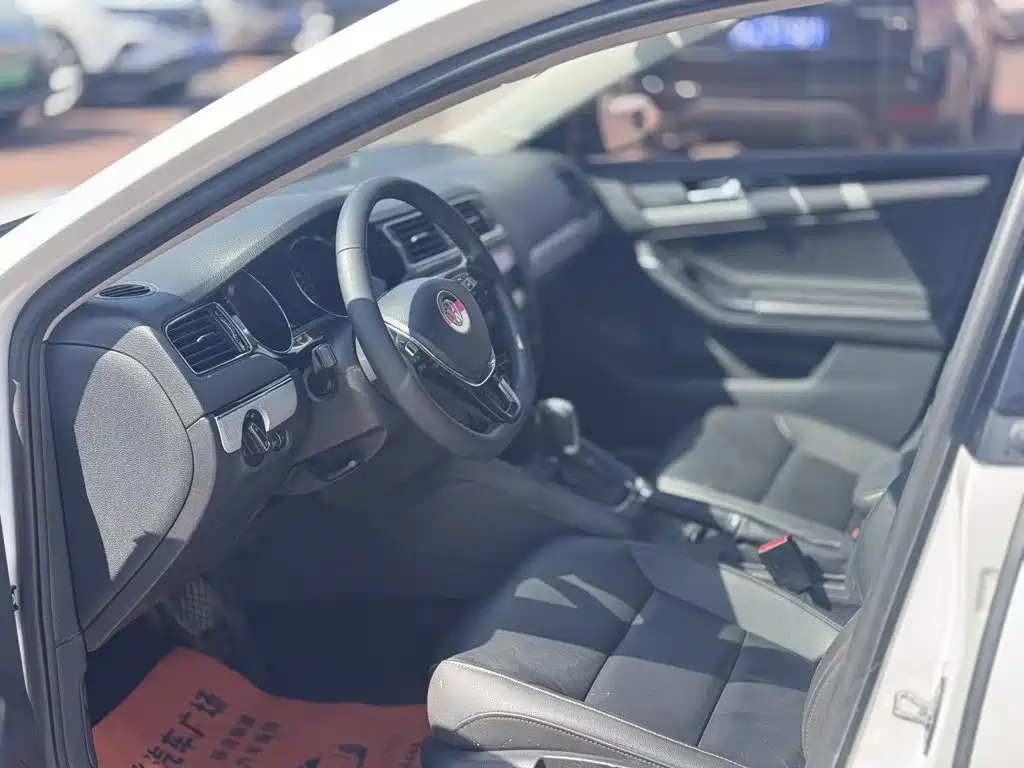 Volkswagen Sagitar 2016