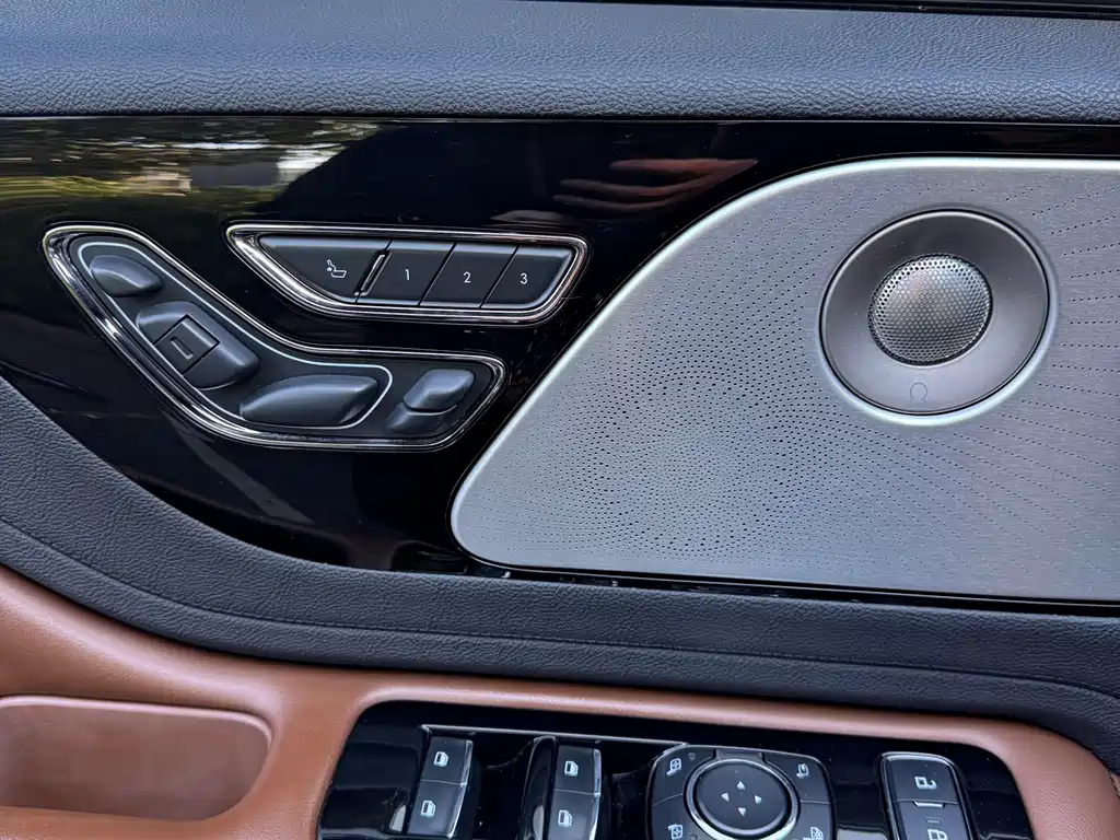 Lincoln Aviator 2020 — фото 17