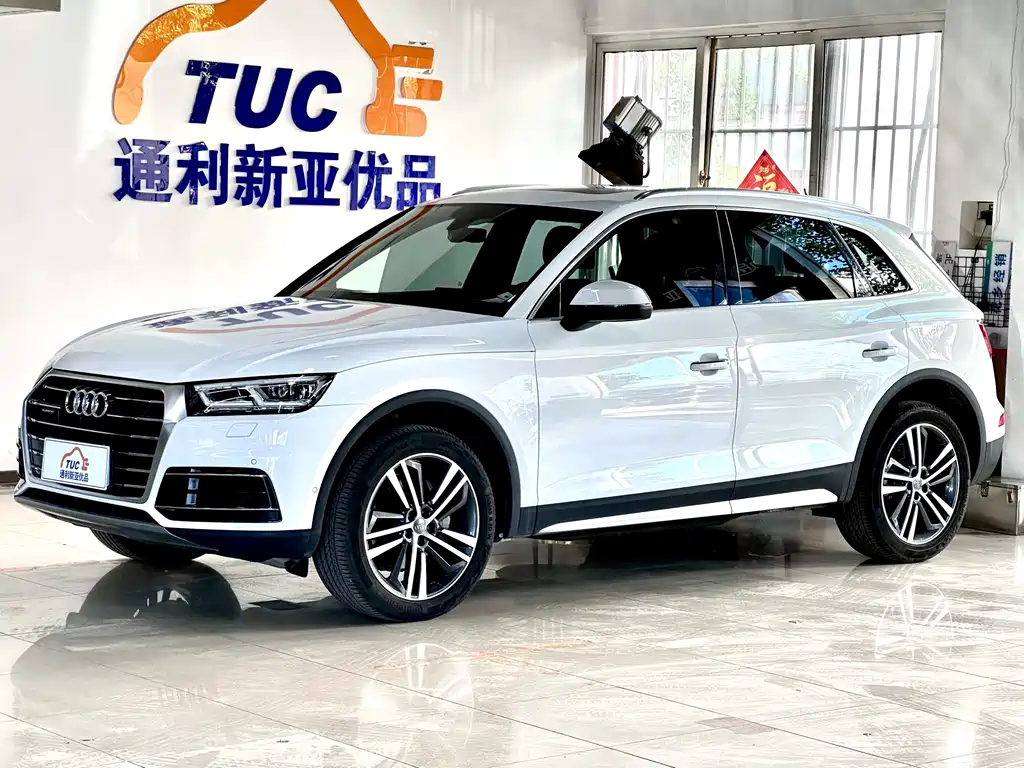 Audi Q5L 2020 — фото 1