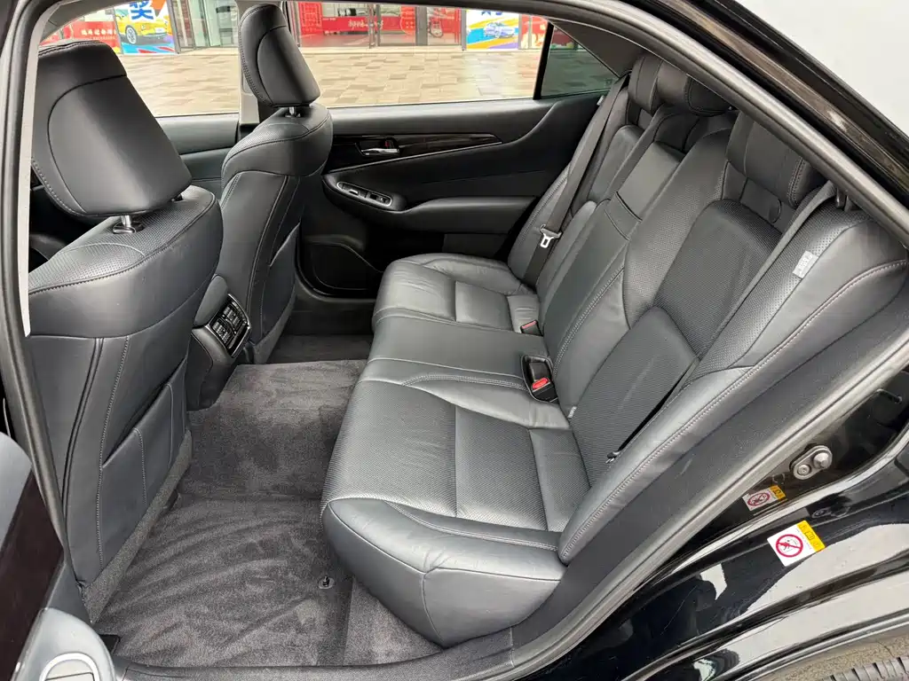 Toyota Crown 2017 — фото 10