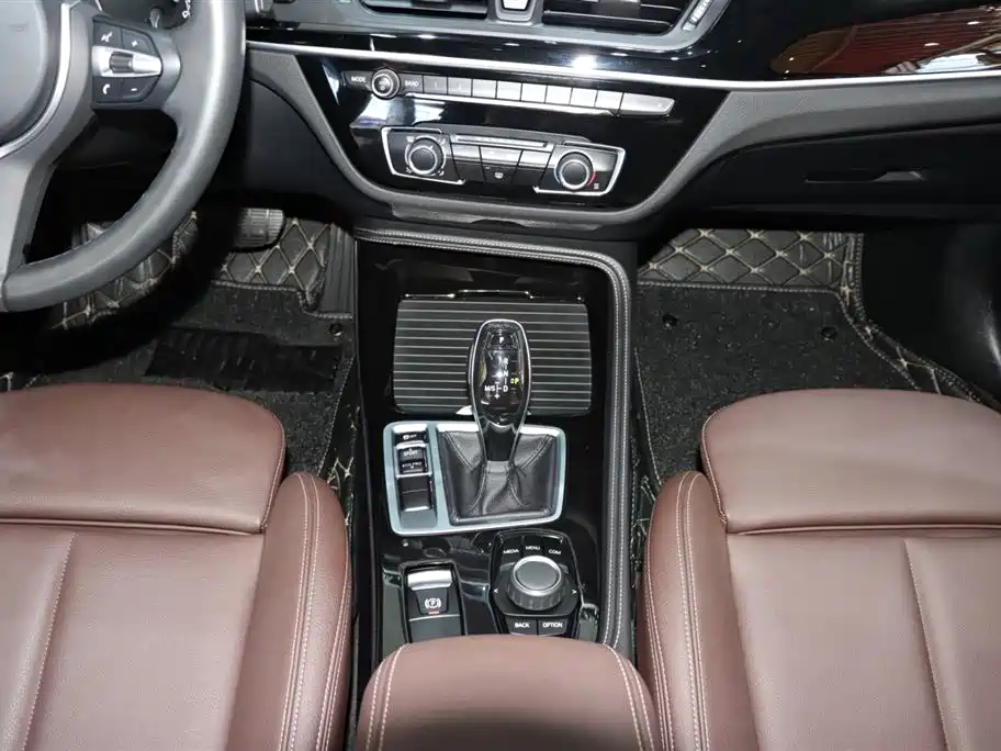 BMW 1 Series 2020 — фото 14