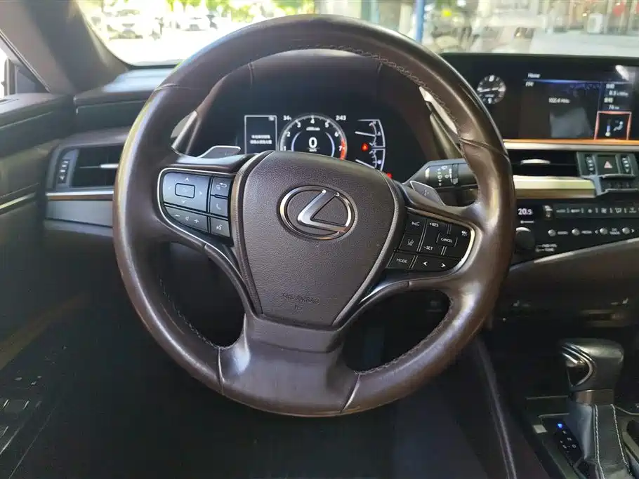 Lexus ES 2019 — фото 15