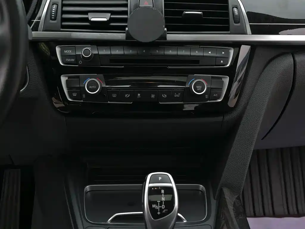 BMW 3 Series 2019 — фото 10