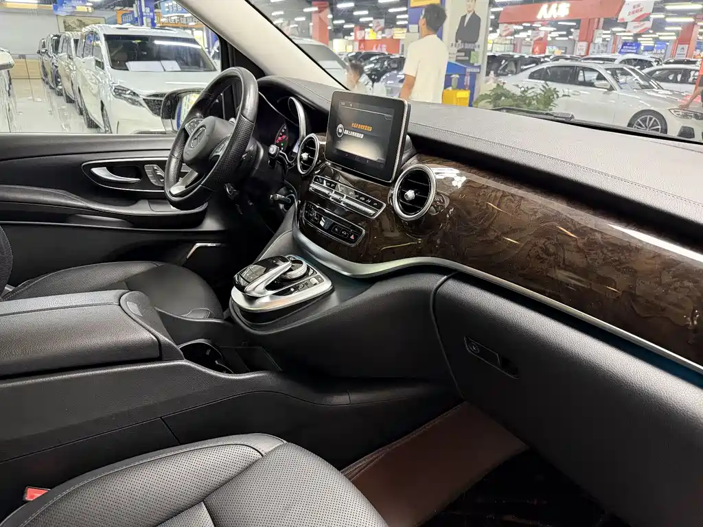 Mercedes-Benz V-Class 2020 — фото 17
