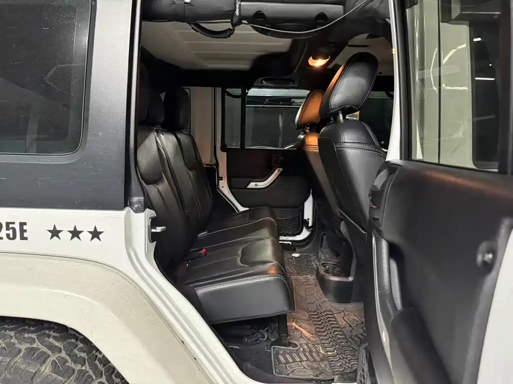 Jeep Wrangler 2016 — фото 8