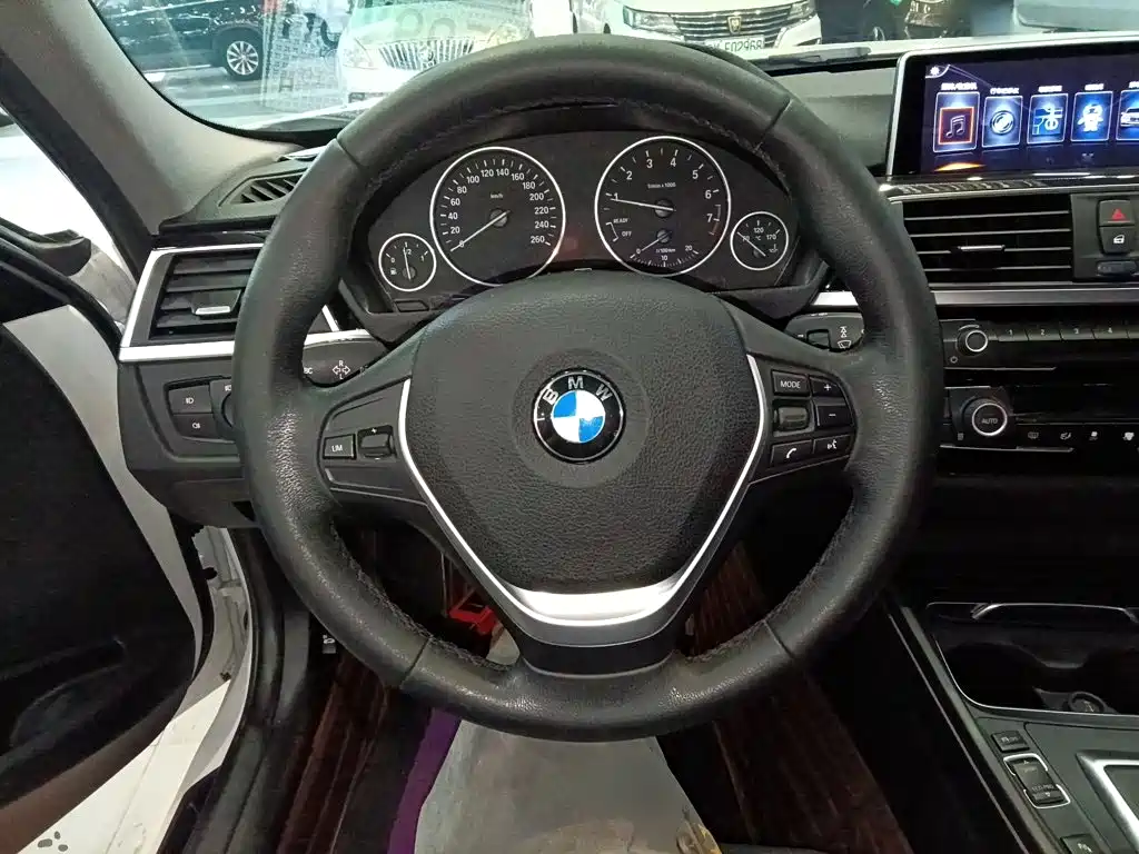BMW 3 Series 2017 — фото 11