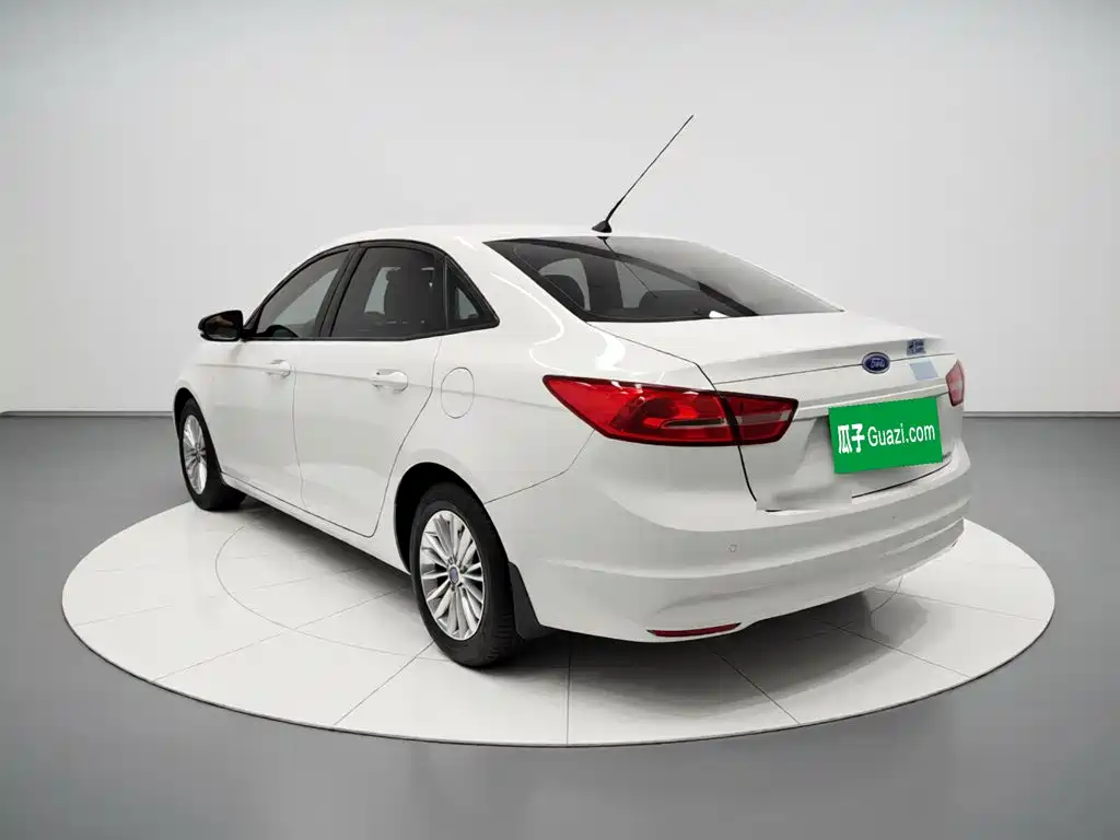 Ford Escort 2017 — фото 15