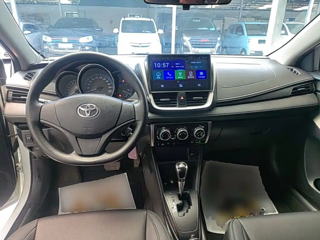 Toyota Yaris L 2018 — фото 10