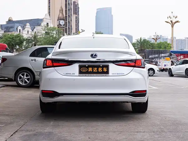 Lexus ES 2021