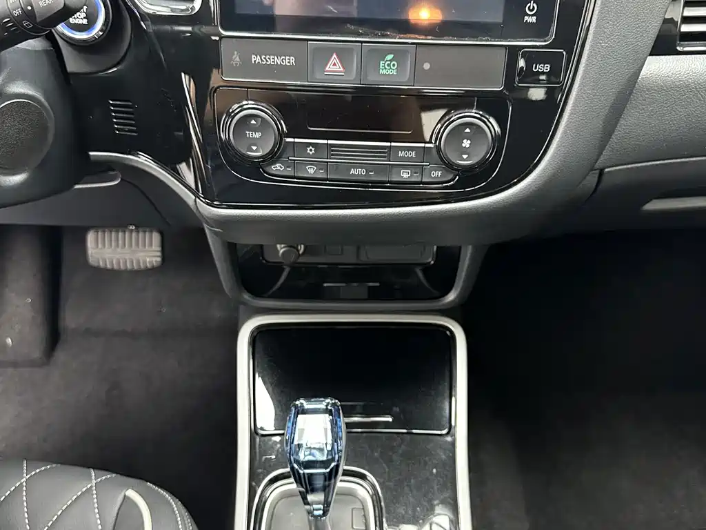 Mitsubishi Outlander 2022 — фото 15