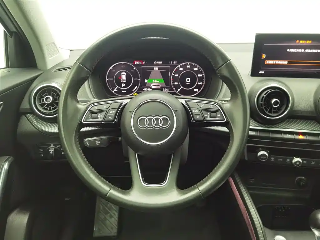 Audi Q2L e-tron 2020 — фото 11