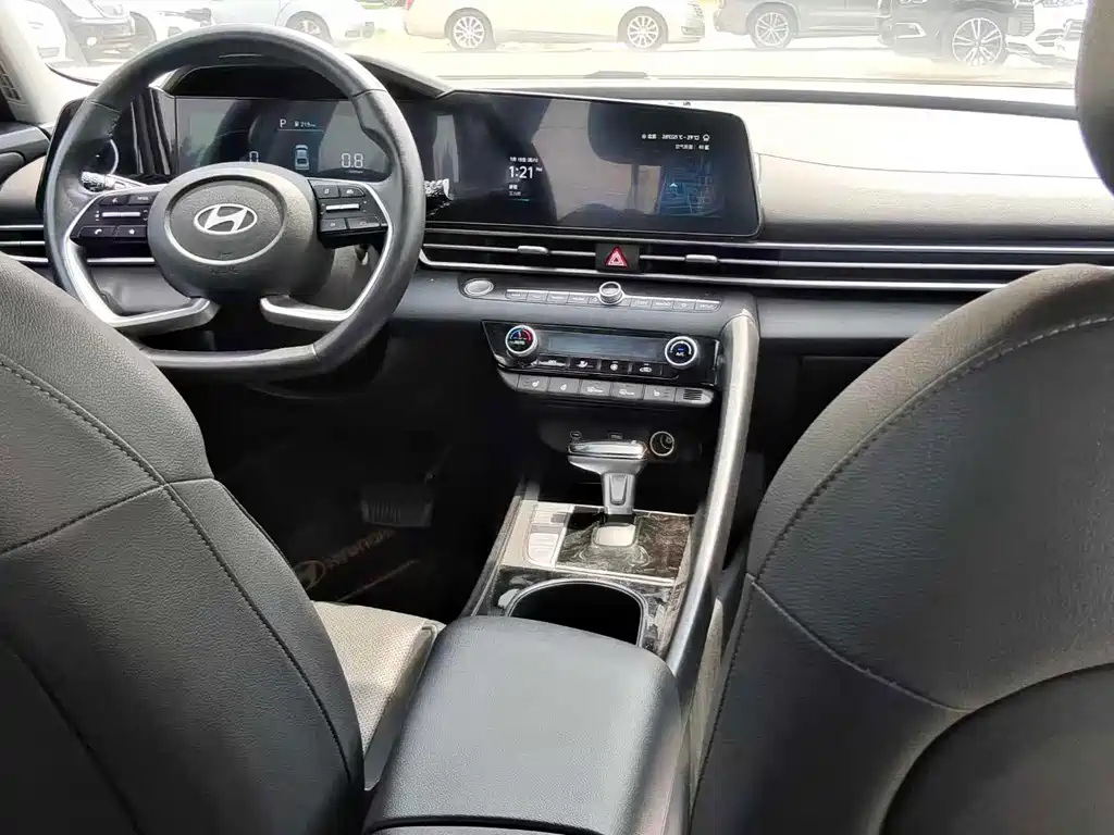 Hyundai Elantra 2023 — фото 9