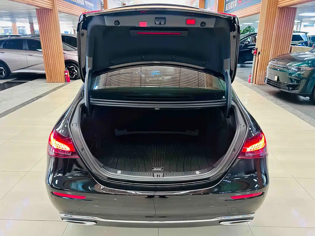 Mercedes-Benz E-Class 2022 — фото 18