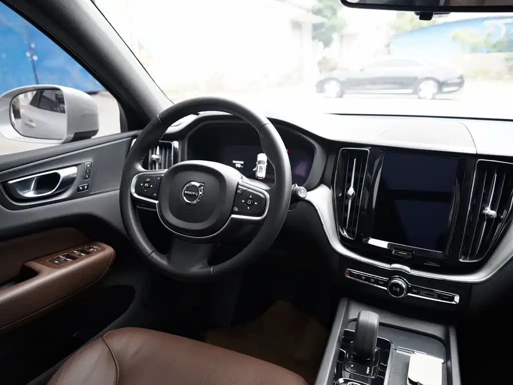 Volvo XC60 2022 — фото 8