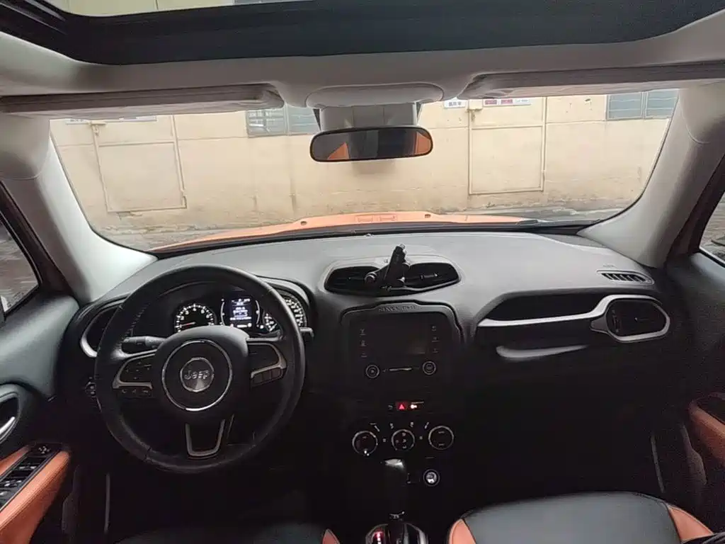 Jeep Renegade 2017 — фото 10