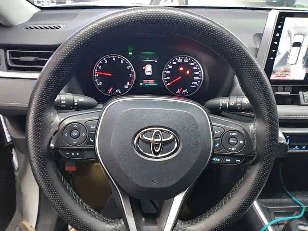 Toyota RAV4 2021 — фото 11