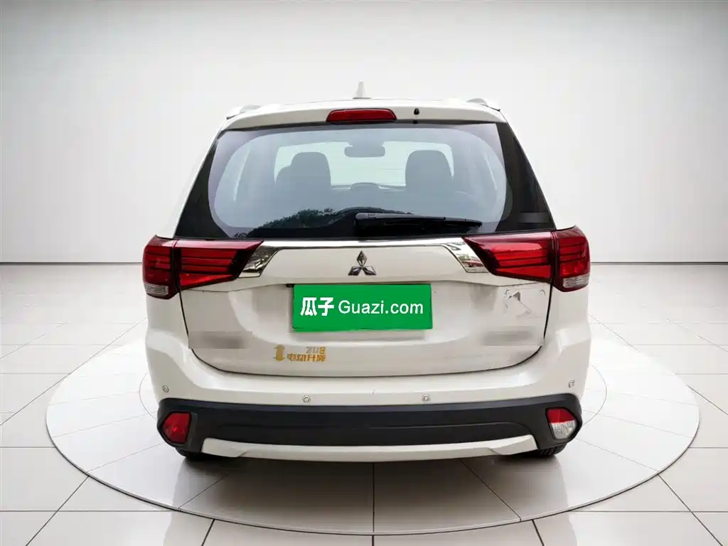 Mitsubishi Outlander 2017 — фото 3
