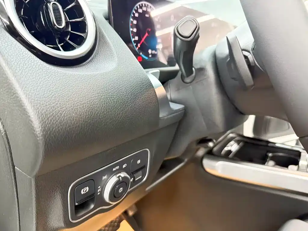 Mercedes-Benz GLB 2023 — фото 11
