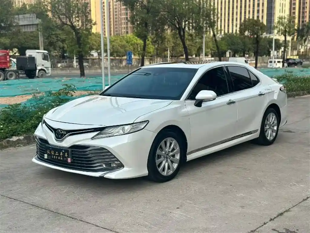 Toyota Camry 2019 — фото 1