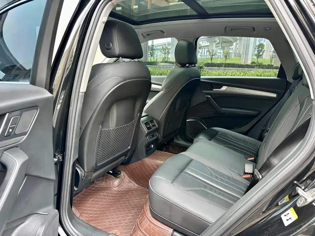 Audi Q5L 2023 — фото 11