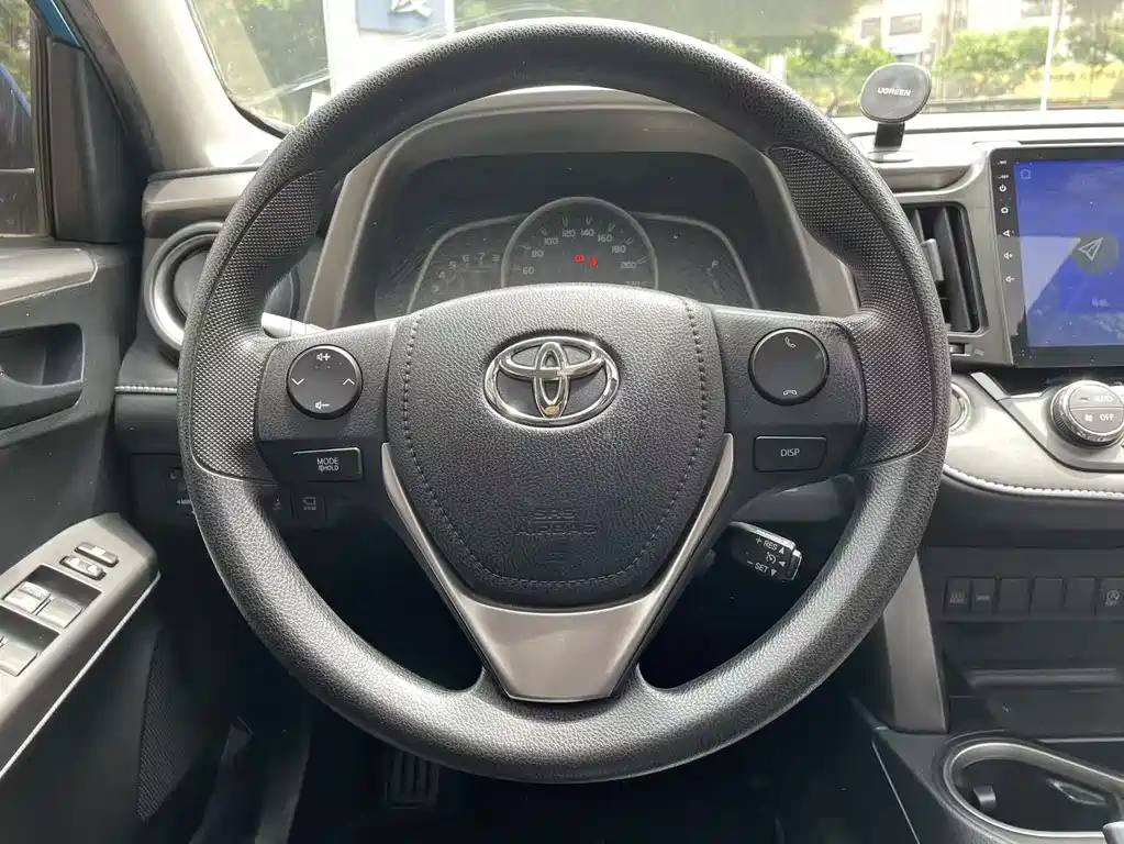 Toyota RAV4 2017 — фото 17