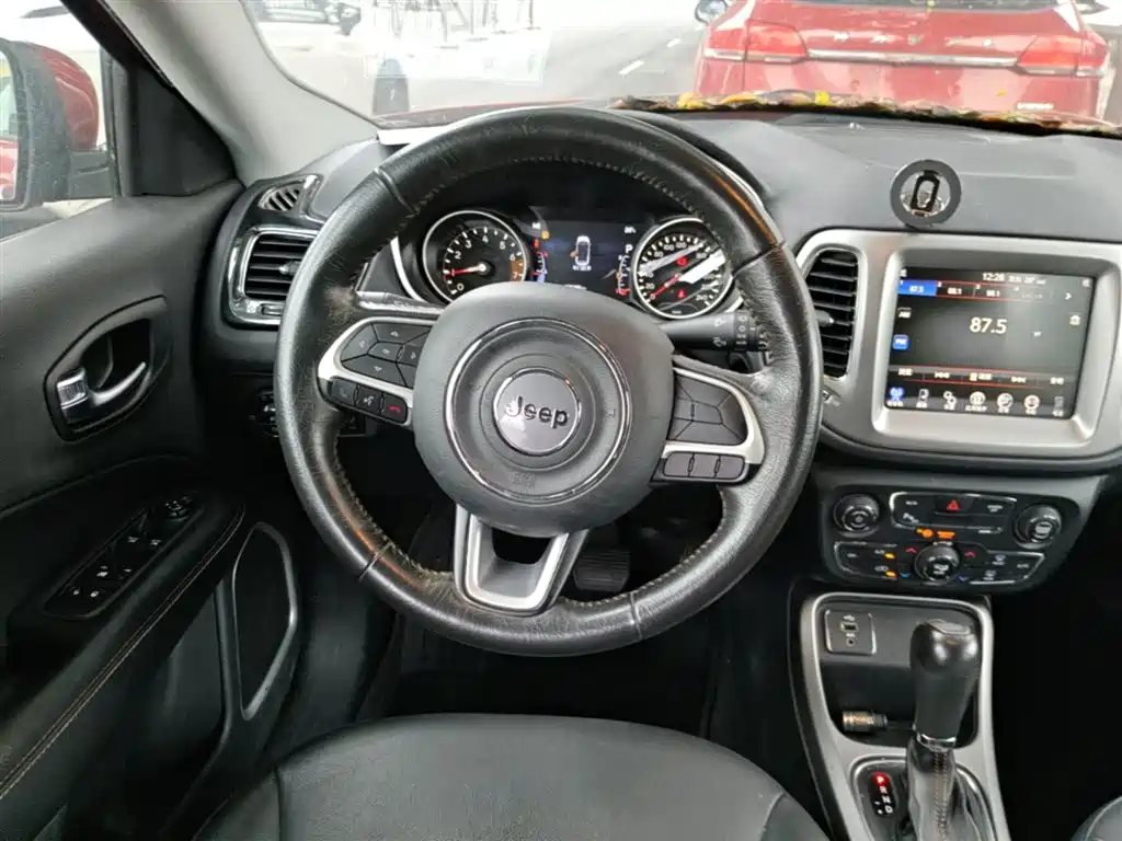 Jeep Compass 2017 — фото 11