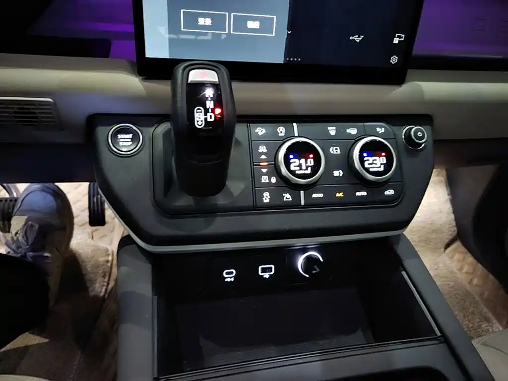Land Rover Defender 2023 — фото 10